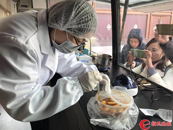 Porn国产观看入口 移动食品安全检测车有效提高了食品安全监管力度