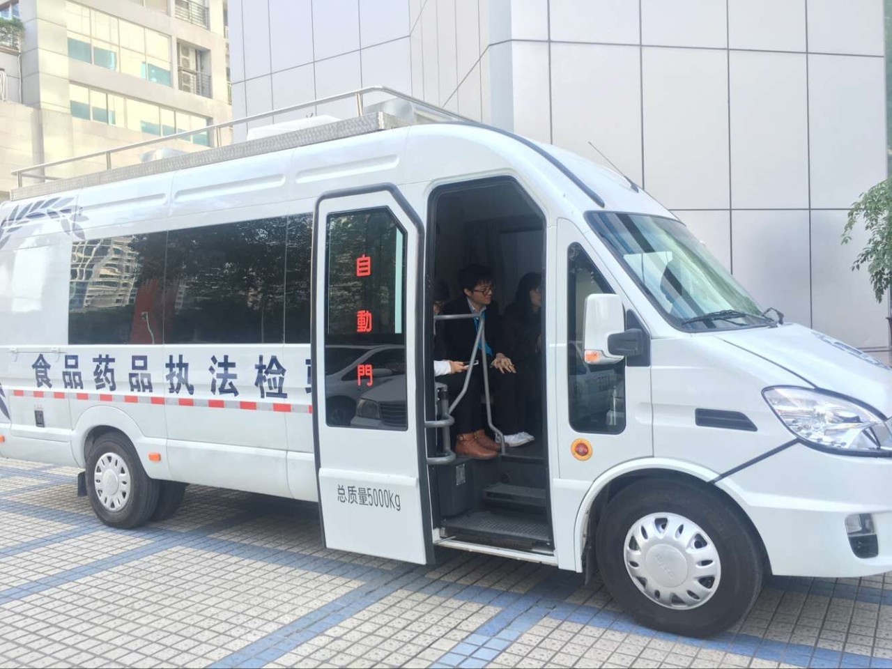 Porn国产观看入口 流动食品检测车保证市民的饮食安全