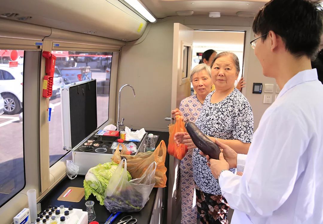 igao视频在线入口 流动检测车让市民点赞的食品安全车