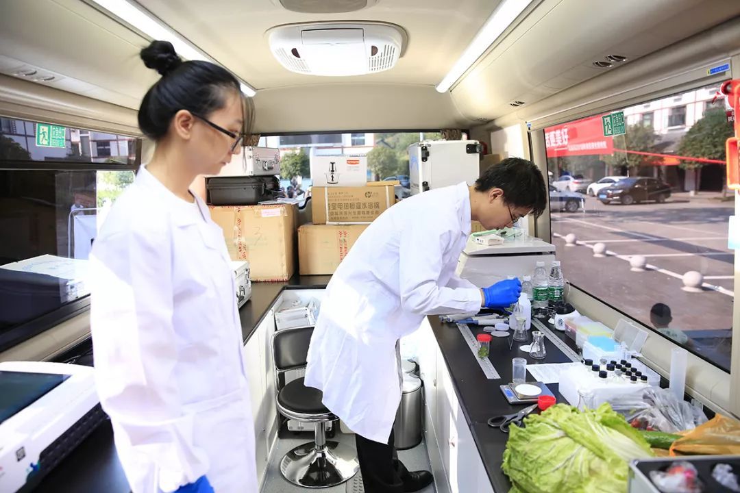 igao视频在线入口 流动检测车让市民点赞的食品安全车